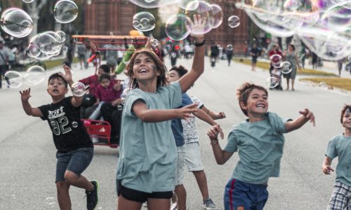 children-playing-bubbles-2914265